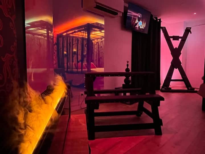 La Suite Kinky - Spa prive et donjon de luxe style cabaret
